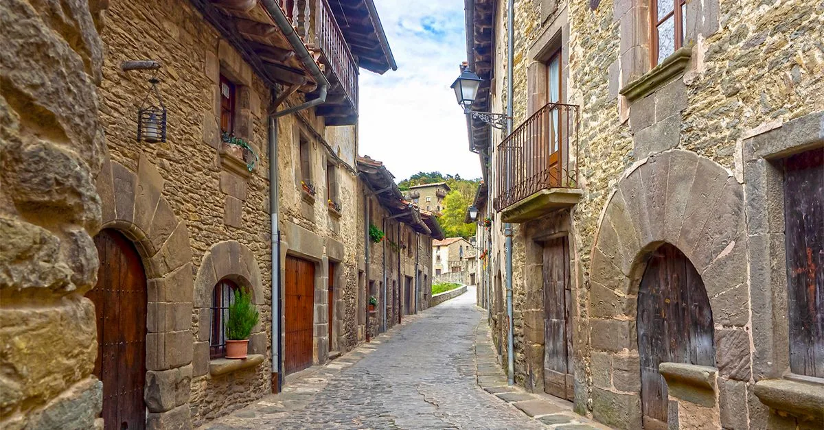 Patones de Arriba: ruta por el pueblo de pizarra y dónde comer en la Sierra Norte