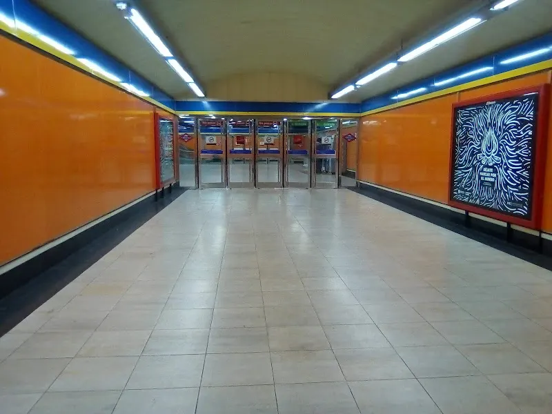 Almendrales - Estación de metro en Madrid - foto 2