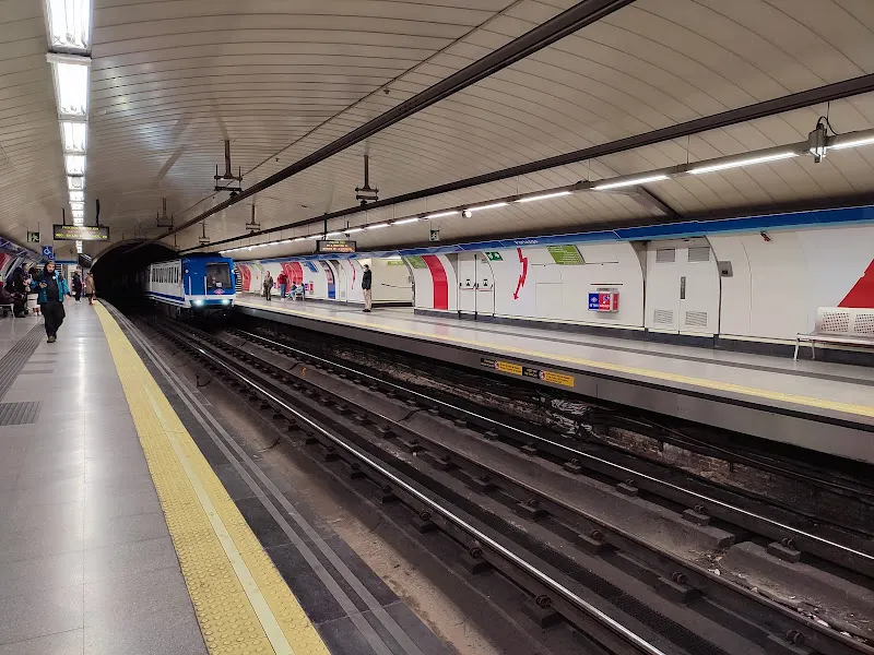 Portazgo - Estación de metro en Madrid - foto 3