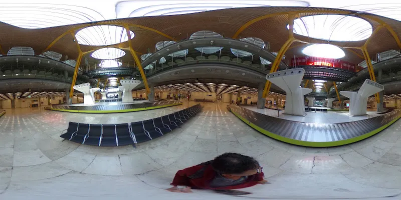 Barajas Airport T4 - Parada de autobús en Madrid - foto 2