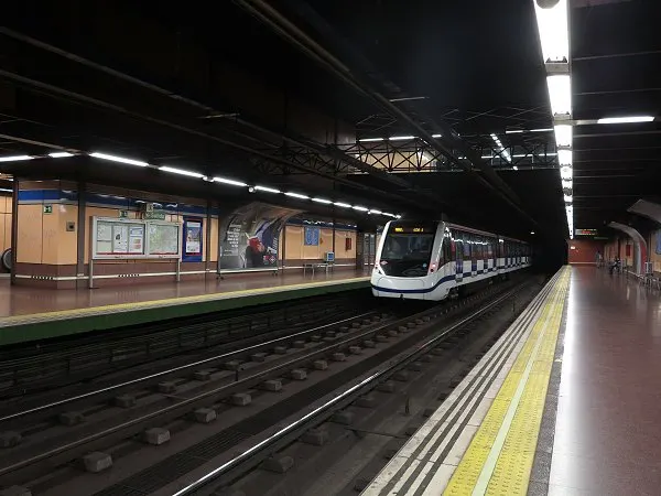 Lucero - Estación de metro en Madrid - foto 3