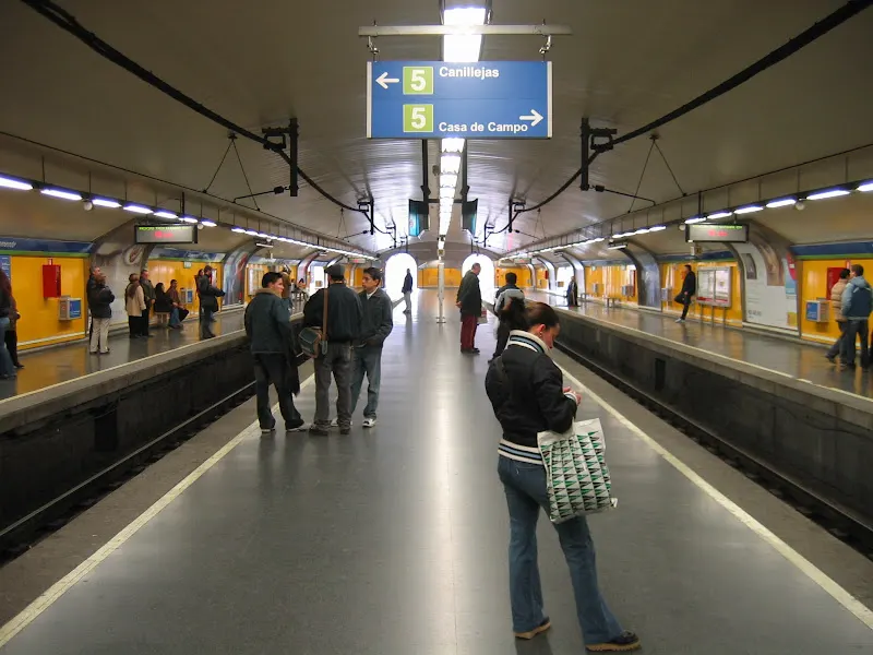 Campamento - Estación de metro en Madrid - foto 3