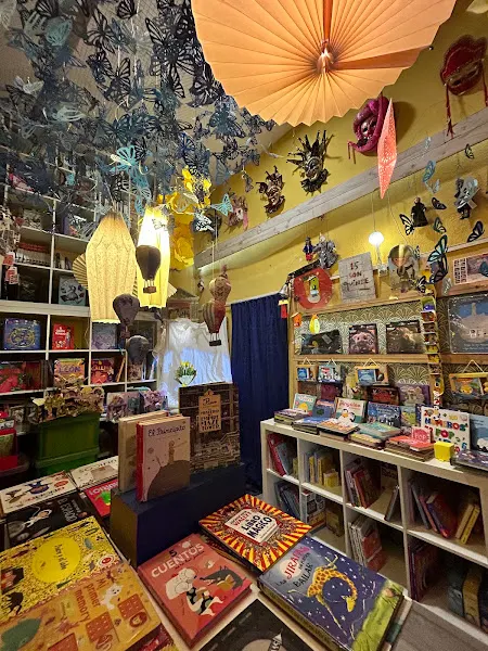 Librería Tres Rosas Amarillas - Librería en Madrid - foto 2