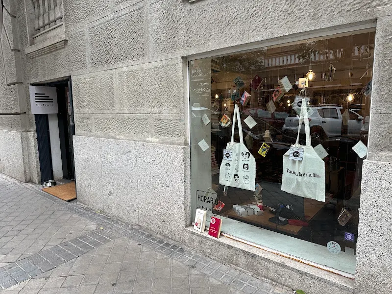 TuuuLibrería Barrio de Salamanca - Tienda de libros de segunda mano en Madrid - foto 2