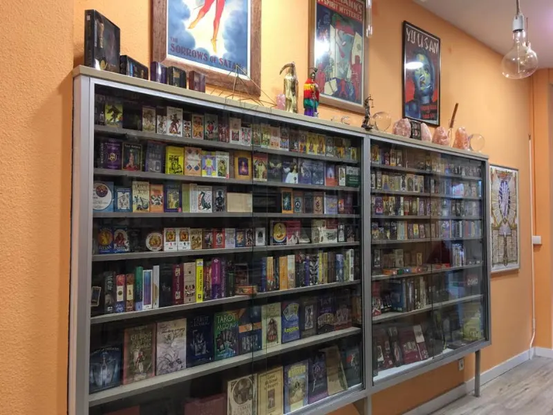 ESCUELA ESOTERICA Y DE TERAPIAS ALTERNATIVAS LA ORDEN DE AYALA - Librería religiosa en Madrid - foto 2