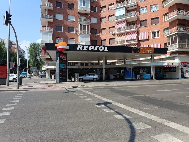 Estación de Servicio Repsol - Gasolinera en Madrid - foto 2