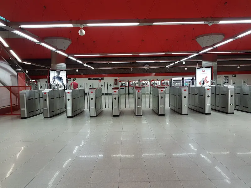 Embajadores - Parada de transporte público en Madrid - foto 2