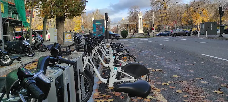 Alquiler de bicicletas y patinetes eléctricos.