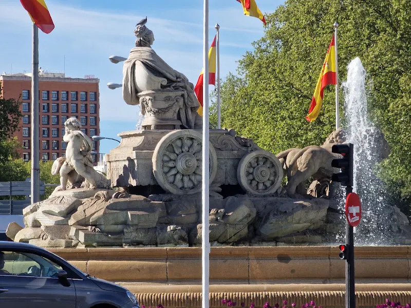 Cibeles - Bus stop en Madrid - foto 3