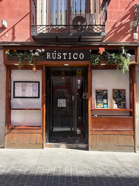 Rustico Madrid - Bar de vinos, café de especialidad y focacceria