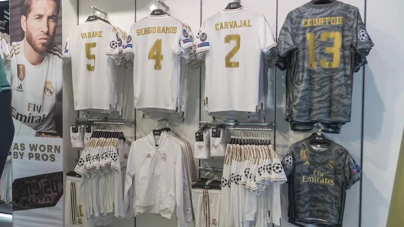 Real Madrid Official Stores - Tienda de ropa de deportes en Madrid - foto 3