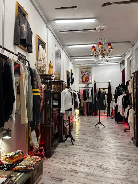 Holy Guns - Tienda de ropa vintage en Madrid - foto 2