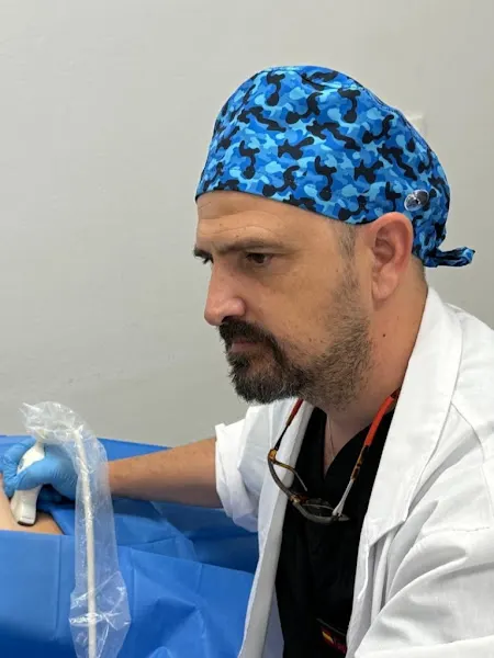 Miguel García Bellón, Especialista en tratamiento del dolor y en neurofisiologia