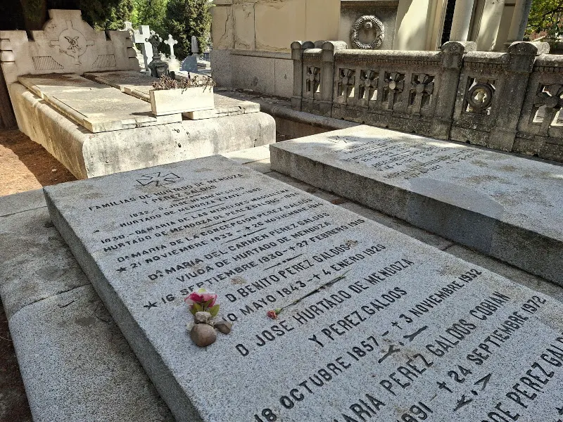 Tumba de Benito Pérez Galdós - Lugar de interés histórico en Madrid - foto 2