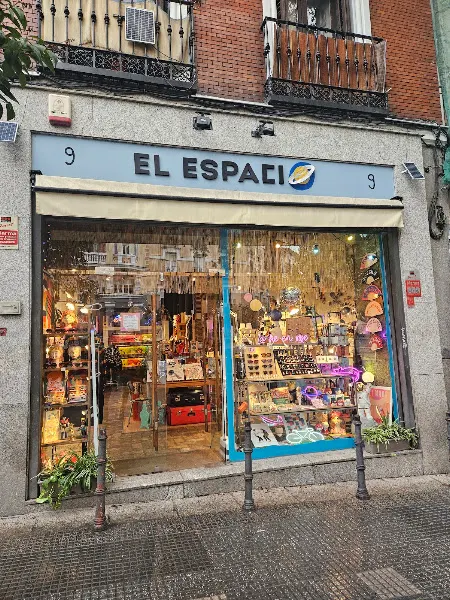 Almacén estuches pinturas - Madrid