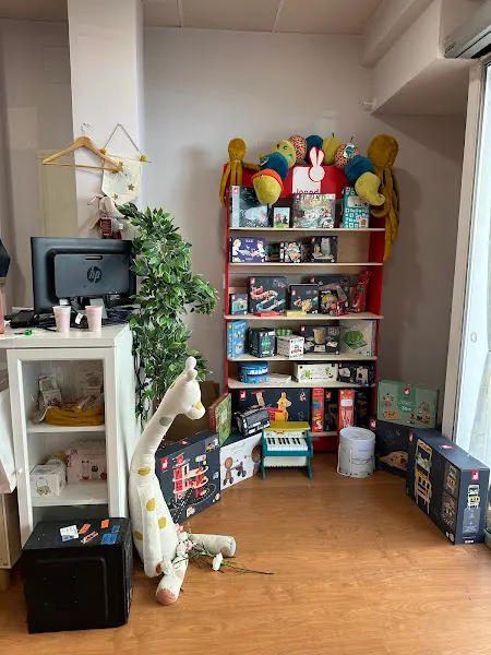 La Molona Kids Concept store Juguetes y cuentos Talleres, extraescolares y cumpleaños Montessori y Waldorf