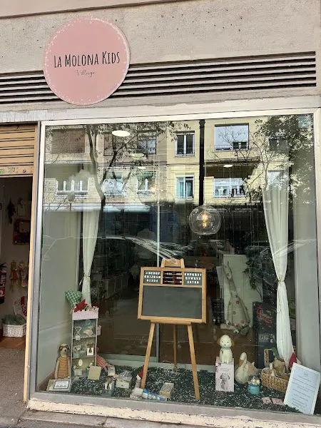 La Molona Kids Concept store Juguetes y cuentos Talleres, extraescolares y cumpleaños Montessori y Waldorf - Juguetería en Madrid - foto 2
