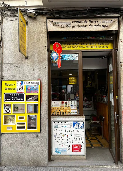 Cerrajería Laves y Grabados el 22 - Servicio de duplicación de llaves en Madrid - foto 2