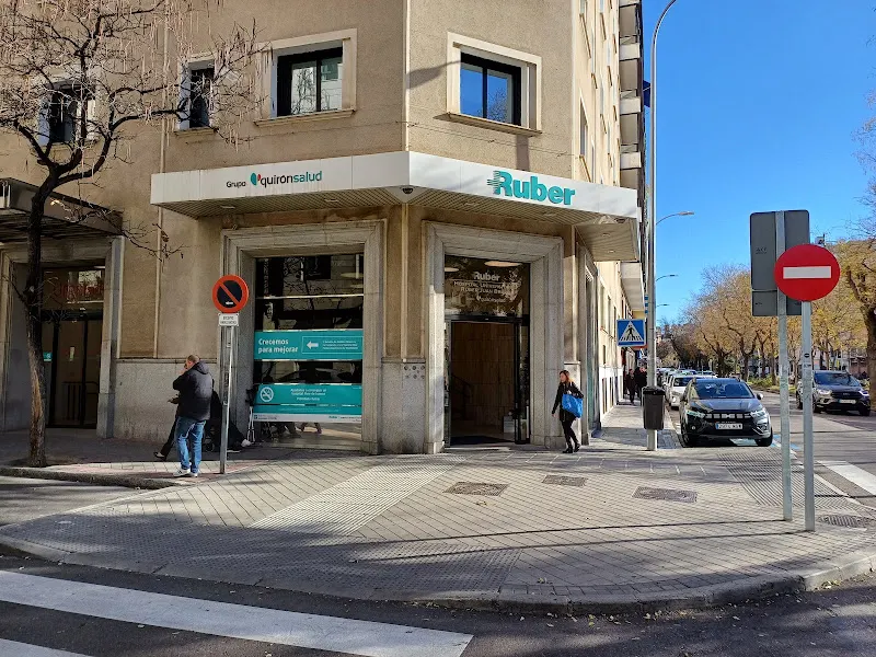 Dr. Castro Sierra | Clínica Ruber - Cirujano plástico en Madrid - foto 2