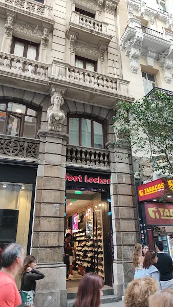 Foot Locker - Zapatería en Madrid - foto 2