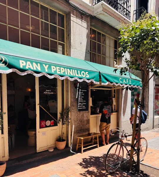 Pan y Pepinillos Café