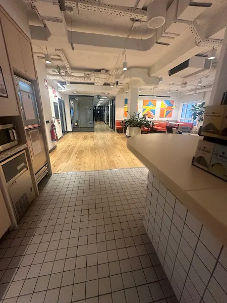 WeWork - Espacio de oficinas y coworking - Espacio de coworking en Madrid - foto 3