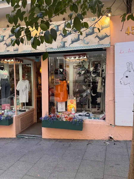 La Antigua - Tienda de ropa de vestir en Madrid - foto 3