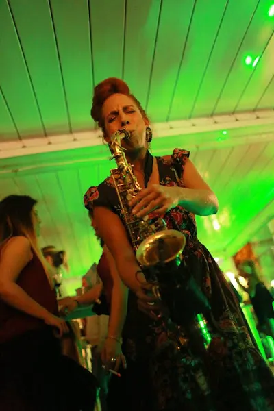 Músicos para Fiestas, Bodas y Eventos - Nasha Sak - Saxofonista - Banda de música en Madrid - foto 2