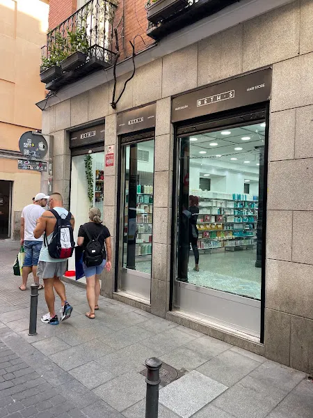 BETH'S HAIR · Mesón de Paredes / Tirso de Molina - Tienda de suministros para peluquería en Madrid - foto 2