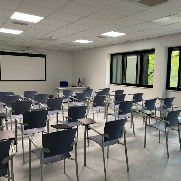 Escuela de Ciencias Sociales y de la Salud - Centro de formación profesional en Madrid - foto 2
