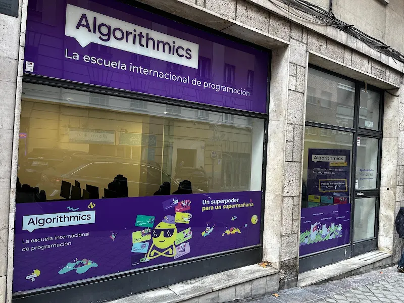 Algorithmics Retiro. Escuela de programación para niños/as y jóvenes de 6 a 18 años - Academia de informática en Madrid - foto 2