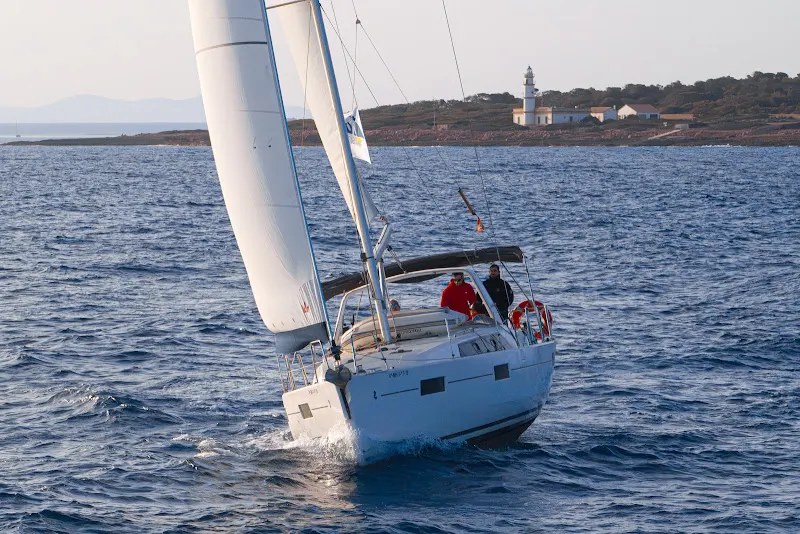 UX Sailing | Formación náutica y travesías a vela - Escuela de vela en Cardoso de la Sierra (El) - foto 2