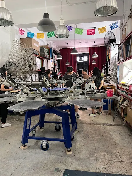 Estampa Tu Logo – Estudio de Serigrafía Artística en Madrid