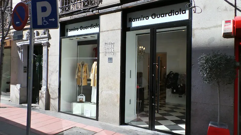 Peletería Ramiro Guardiola | Alta Peletería en Madrid | Abrigos y Accesorios Sostenibles de Piel - Madrid