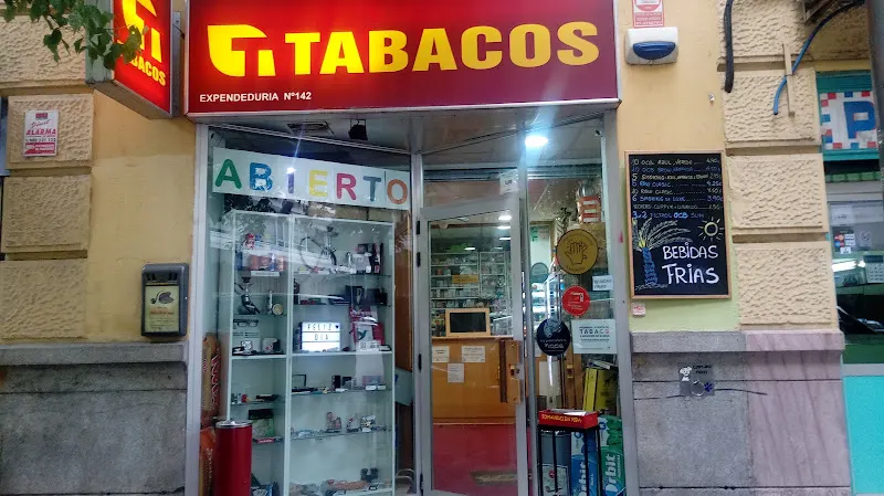 Estanco Fumando En Pipa