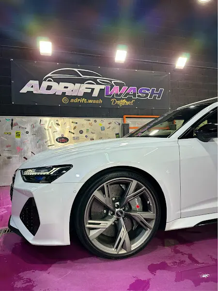 AdriftWash Vallecas : Lavado de Coches y Motos a mano. Petroleados de motor / limpieza de chasis .Detail. Carwash. - Madrid
